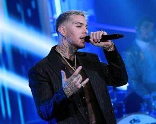 Emis Killa, furioso con i fan: &quot;Andate a rubare, non chiedete soldi a me&quot;