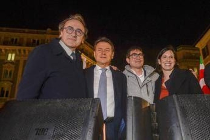 Centrosinistra, nota congiunta dei leader: "Primarie entro febbraio. Pessima manovra, manifestazione a dicembre" Centrosinistra, nota congiunta dei leader: "Primarie entro febbraio. Pessima manovra, manifestazione a dicembre"