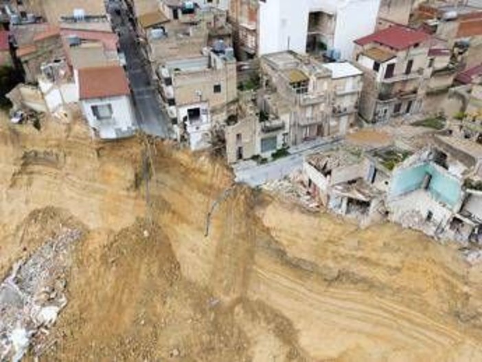 Frana Niscemi, palazzina di tre piani crolla nel precipizio: era nella zona rossa Frana Niscemi, palazzina di tre piani crolla nel precipizio: era nella zona rossa