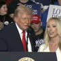 Trump e l'ammiratrice affascinante: "Sei bellissima, ora sono nei guai" Trump e l'ammiratrice affascinante: "Sei bellissima, ora sono nei guai"
