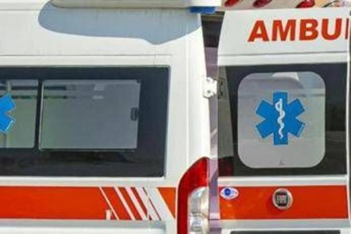 Ufficiale giudiziario bussa per sfrattarlo, lui si getta da sesto piano: morto 71enne