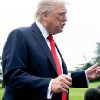 Trump, il giornalista e la domanda sugli affari: &quot;Stai zitto&quot;