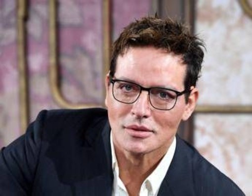 Infortunio sul set per Gabriel Garko, il video dall'ospedale sulla sedia a rotelle