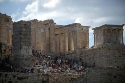 Esplosione ad Atene, scoppia ordigno davanti sede società ferroviaria