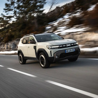 Dacia rinnova Duster, nuovi motori più potenti ed efficienti