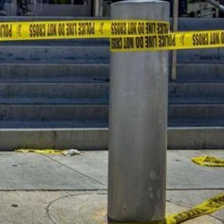 Sparatoria a Dallas, colpiti tre detenuti in ufficio Ice: uno è morto, il cecchino si è suicidato