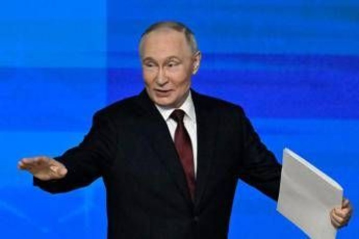 Putin e la conferenza show: "Sono innamorato e lavoro troppo"