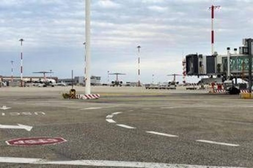 Odore di bruciato a bordo di un aereo, atterraggio di emergenza a Venezia