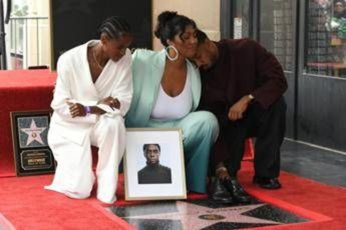 Hollywood omaggia Chadwick Boseman, stella postuma sulla Walk of Fame per 'Black Panther' Hollywood omaggia Chadwick Boseman, stella postuma sulla Walk of Fame per 'Black Panther'