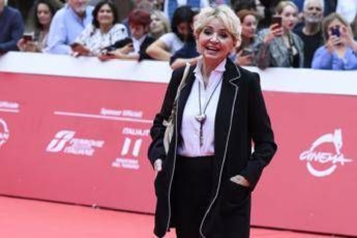 Enrica Bonaccorti spegne 76 candeline, la festa a casa con gli amici Enrica Bonaccorti spegne 76 candeline, la festa a casa con gli amici