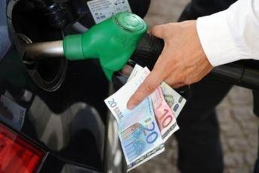 Carburanti, si ferma la corsa dei prezzi: quanto costano benzina e diesel oggi Carburanti, si ferma la corsa dei prezzi: quanto costano benzina e diesel oggi