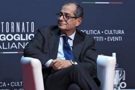 Mps, Tria: "Vincente scelta Mef di risanare e vendere, su Mediobanca operazione virtuosa" Mps, Tria: "Vincente scelta Mef di risanare e vendere, su Mediobanca operazione virtuosa"