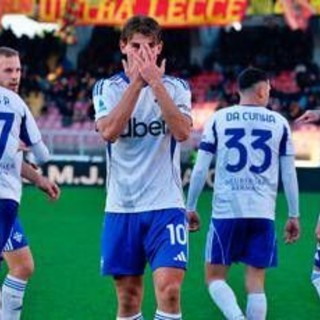 Serie A, vola il Como: 3-0 a Lecce. Il Cagliari rimonta il Torino, sprofondo Fiorentina