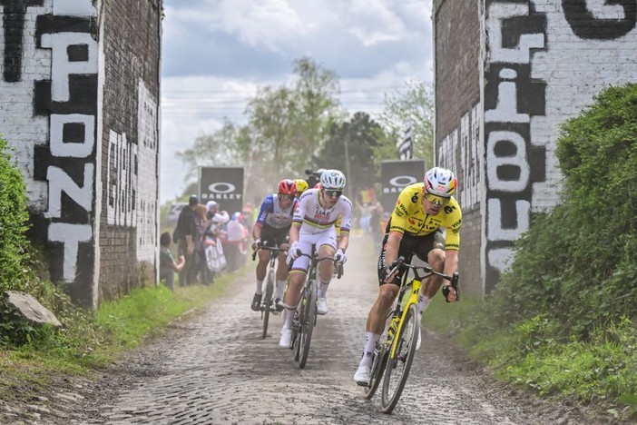 La Parigi-Roubaix a Wout Van Aert, battuto in volata Tadej Pogacar
