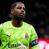 Milan, solidarietà a Maignan dopo gli insulti razzisti: "Condanniamo ogni forma di discriminazione"