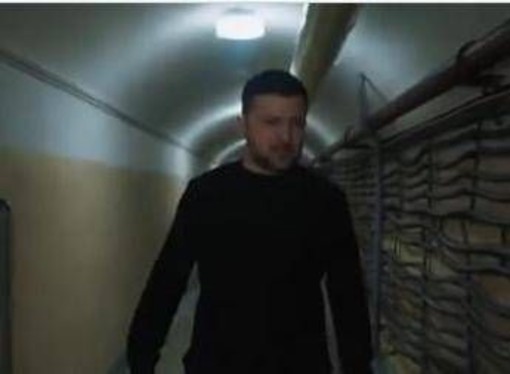 Zelensky mostra bunker sotterraneo per la prima volta Zelensky mostra bunker sotterraneo per la prima volta