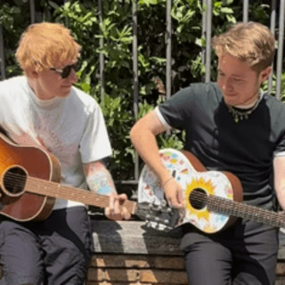 Ed Sheeran e Alfa cantano e suonano insieme, duetto inaspettato a Roma - Video