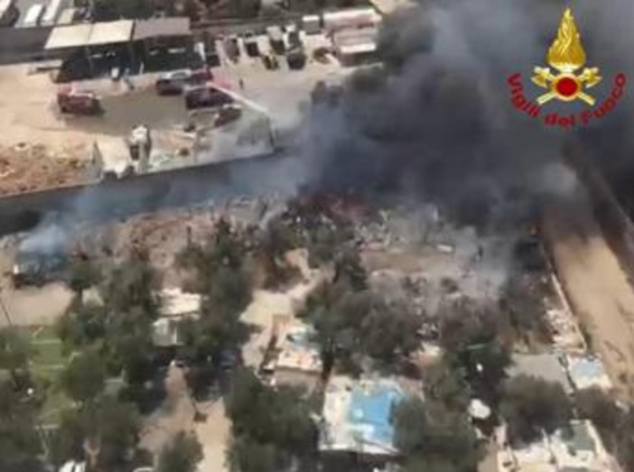 Bari, vasto incendio al campo rom: baracche distrutte, 80 evacuati Bari, vasto incendio al campo rom: baracche distrutte, 80 evacuati