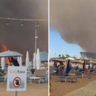 Incendio in pineta, fiamme lambiscono le spiagge di Baia Domizia: bagnanti in fuga - Video