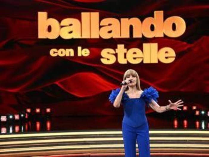Ballando con le stelle, Carlucci presenta la nuova edizione: "Sarà un programma diverso" Ballando con le stelle, Carlucci presenta la nuova edizione: "Sarà un programma diverso"