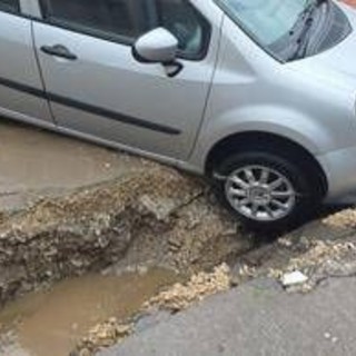 Napoli, si apre voragine in Via Appia: coinvolte almeno 4 auto nel crollo Napoli, si apre voragine in Via Appia: coinvolte almeno 4 auto nel crollo
