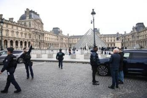 Colpo al Louvre, altri quattro fermi per il furto dei gioielli della corona francese