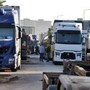 Protesta Tir, il Garante chiede la precettazione: "Pericolo grave per i cittadini" Protesta Tir, il Garante chiede la precettazione: "Pericolo grave per i cittadini"