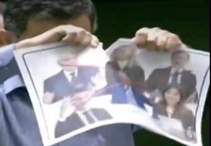 Iran, deputato straccia foto dei leader europei: c'è anche Mattarella. Tajani convoca l'ambasciatore