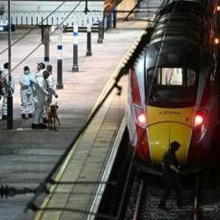 Accoltellamento sul treno, 10 feriti: nove sono in pericolo di vita, indaga anche antiterrorismo Accoltellamento sul treno, 10 feriti: nove sono in pericolo di vita, indaga anche antiterrorismo