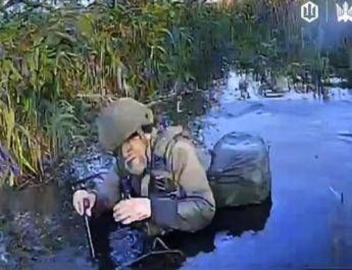 Ucraina-Russia, la foto del soldato col bastone: &quot;Putin manda anziani in guerra&quot;