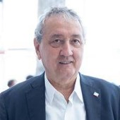 Gaffe Pd e M5S, onoreficenza del giornalista Romoli 'scambiata' per croce celtica. Barelli: "Caccia al nemico rende scemi"