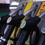 Carburanti, caccia alle risorse per la proroga del taglio delle accise: banche nel mirino della Lega Carburanti, caccia alle risorse per la proroga del taglio delle accise: banche nel mirino della Lega