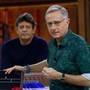 Gaffe ad 'Avanti un altro', la valletta lancia 'Affari Tuoi' e Bonolis sbotta