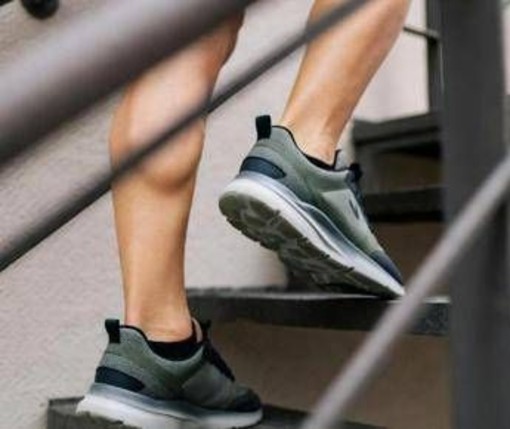 Le scale diventano una palestra, ecco i 7 esercizi per tutti