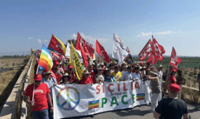 &quot;No alla guerra&quot;, corteo davanti alla base Usa di Sigonella