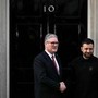 Ucraina, Londra vara 100 nuove sanzioni contro la Russia. Nuovo pacchetto dall'Ue