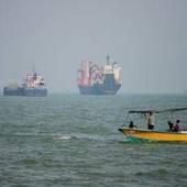 Iran, Pasdaran: "Tre petroliere contro mine nello Stretto di Hormuz, una è esplosa" Iran, Pasdaran: "Tre petroliere contro mine nello Stretto di Hormuz, una è esplosa"