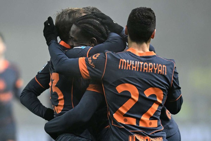 L’Inter vince 2-0 nella nebbia, Dimarco e Thuram stendono il Parma L’Inter vince 2-0 nella nebbia, Dimarco e Thuram stendono il Parma