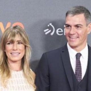 Spagna, rinviata a giudizio la moglie del premier Sanchez: passaporto ritirato Spagna, rinviata a giudizio la moglie del premier Sanchez: passaporto ritirato