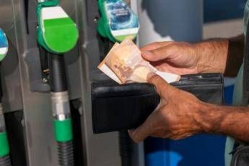 Carburanti, torna l’accisa piena: il diesel aumenta di 6 centesimi Carburanti, torna l’accisa piena: il diesel aumenta di 6 centesimi