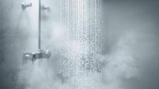 Meno docce dopo i 65 anni, la raccomandazione del dermatologo: &quot;Ecco perché e cosa succede alla pelle&quot;