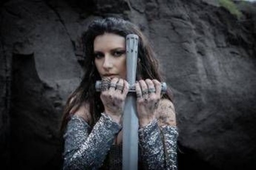 Laura Pausini, nel nuovo album duetti con Annalisa e la voce di Lucio Dalla