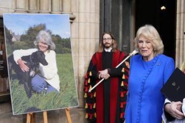 Camilla si inchina alla 'regina' dei romanzi rosa, l'omaggio a Jilly Cooper Camilla si inchina alla 'regina' dei romanzi rosa, l'omaggio a Jilly Cooper
