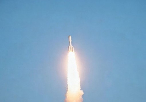 La Cina lancia in orbita nove satelliti dalle acque al largo di Shanghai La Cina lancia in orbita nove satelliti dalle acque al largo di Shanghai