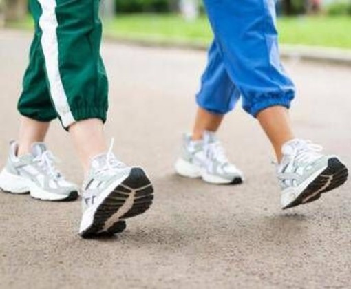 Camminare protegge il cuore e il cervello, non servono 10mila passi al giorno: lo studio Camminare protegge il cuore e il cervello, non servono 10mila passi al giorno: lo studio