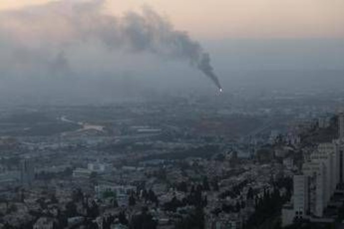 Iran annuncia &quot;attacco più violento&quot;, nuova ondata di missili contro Israele