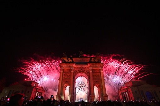 Mattarella in tram, poesia, musica e grandi star: parte Milano-Cortina