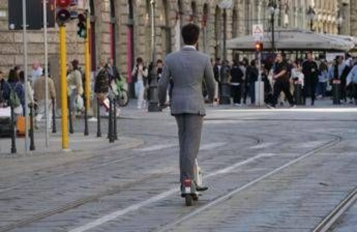 Monopattini elettrici, slitta al 16 luglio assicurazione obbligatoria: multe fino a 400 euro