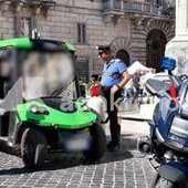 Giungla golf car a Roma, controlli a tappeto dei carabinieri: 10 sottoposte a fermo e valanga di multe Giungla golf car a Roma, controlli a tappeto dei carabinieri: 10 sottoposte a fermo e valanga di multe