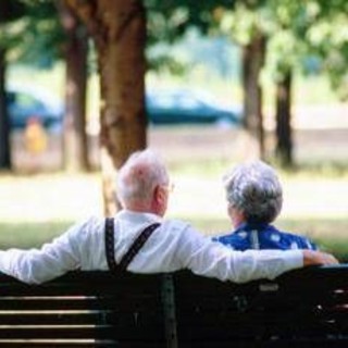 Edward e Annamaria, un amore senza limiti: ogni giorno 10 km a piedi per tenere la mano in Rsa
